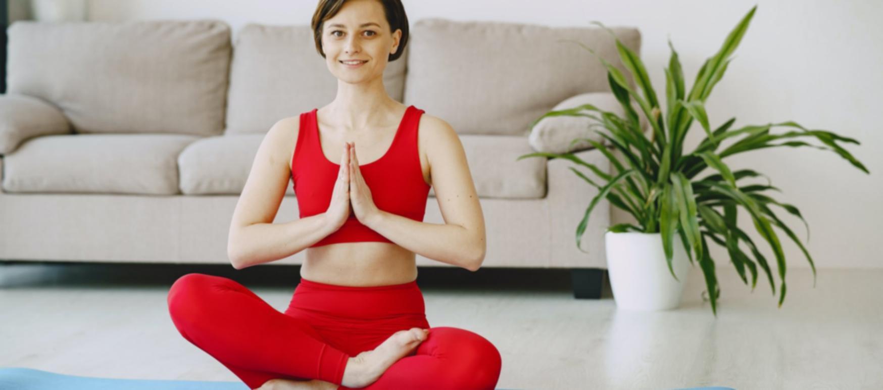 Yoga-Praxis im Freien mit Fokus auf natürliche Bewegung